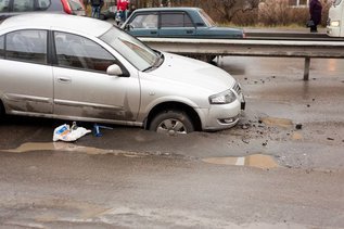 Как возместить ущерб за повреждения автомобиля с коммунальных или дорожных служб